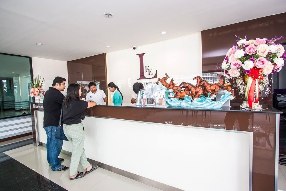 Lee Hotel Сурат Тхани Екстериор снимка