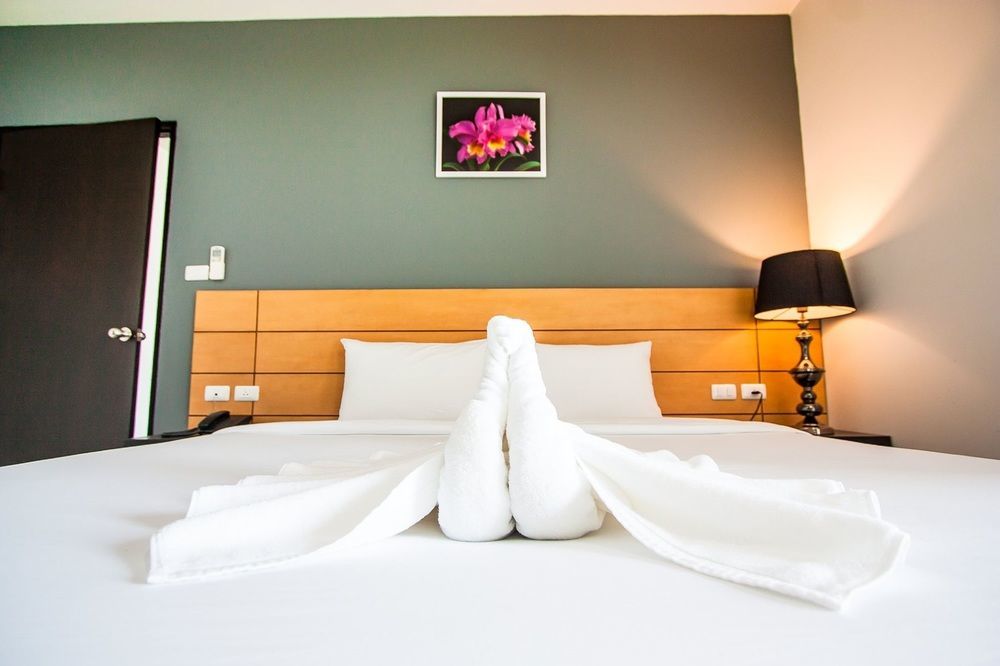 Lee Hotel Сурат Тхани Екстериор снимка