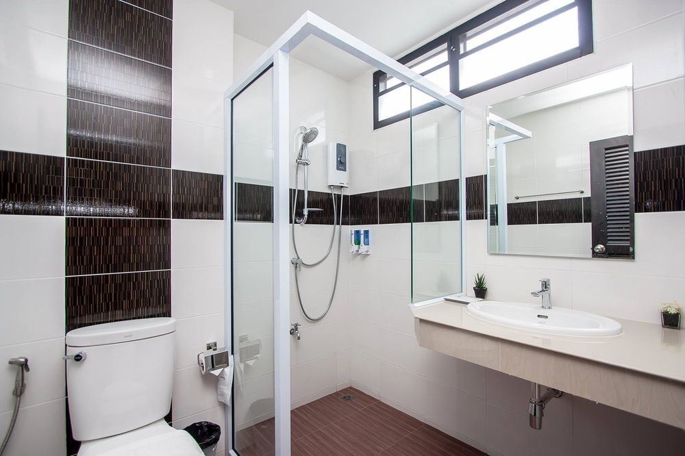 Lee Hotel Сурат Тхани Екстериор снимка