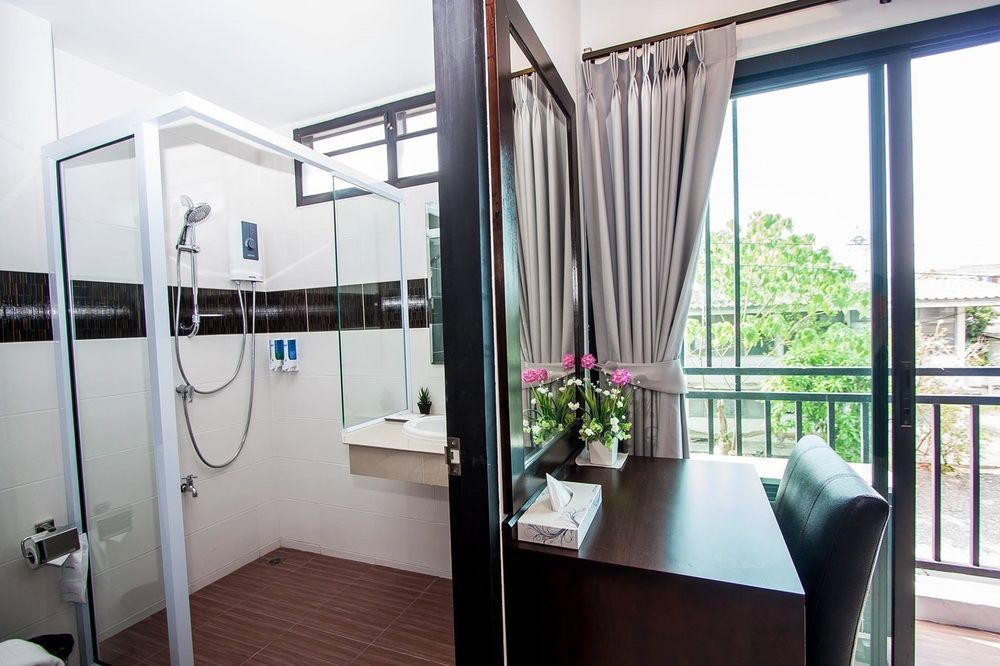 Lee Hotel Сурат Тхани Екстериор снимка